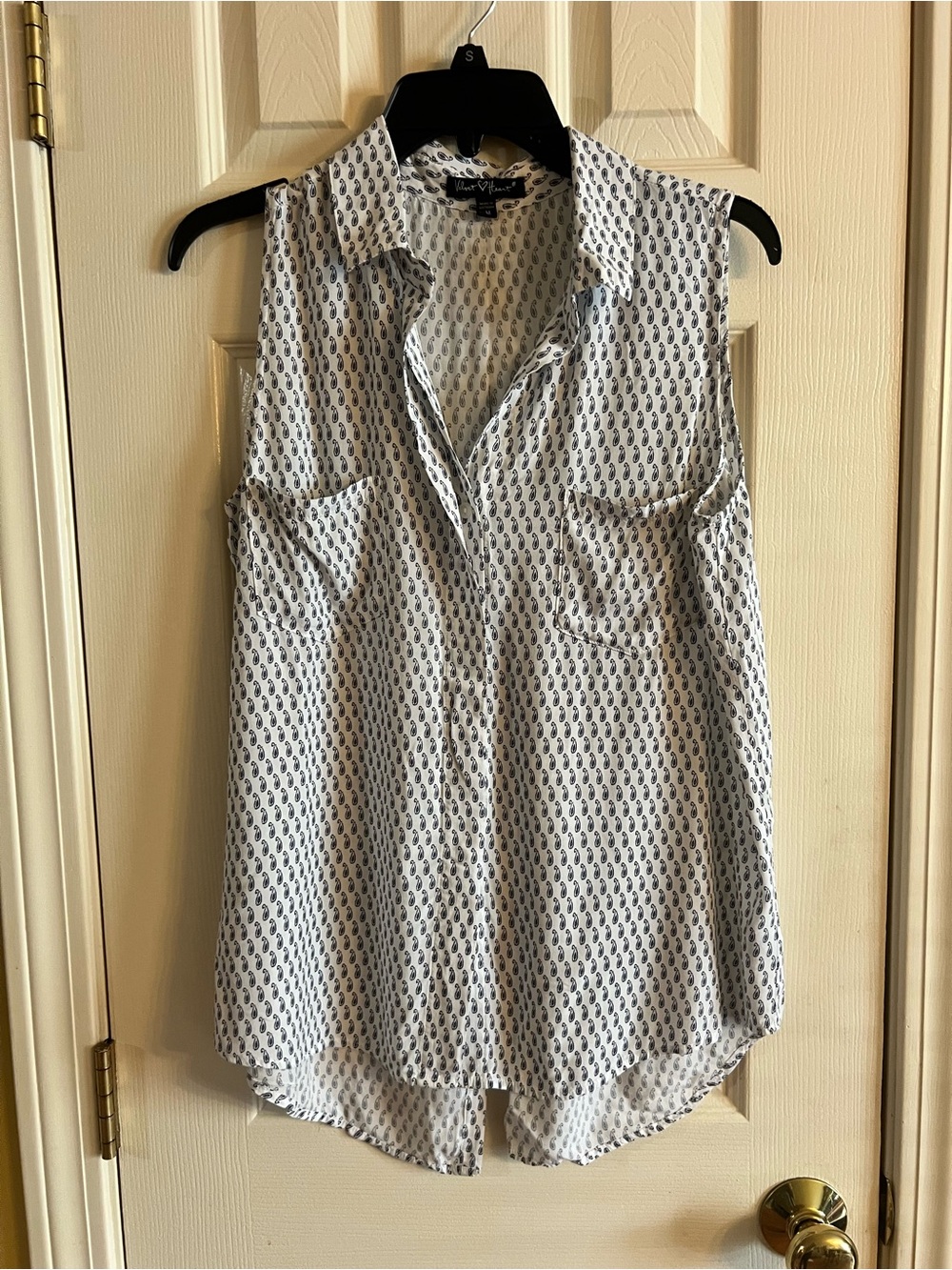 Velvet Heart White Sleeveless Button-Front Blouse with Navy Paisley Print